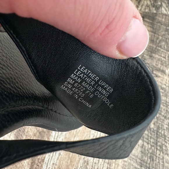 Tory Burch Jolie Black Gold T Logo Flats Sz 9 - Picture 8 of 8